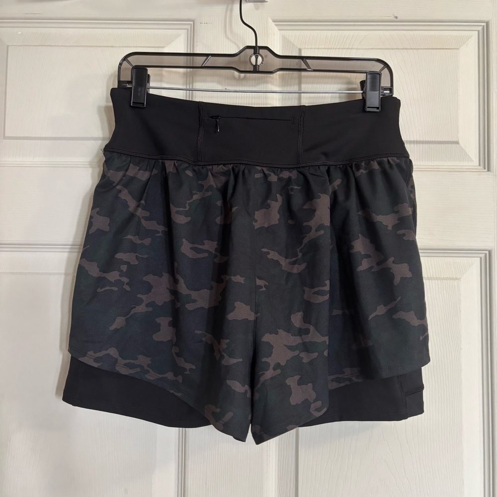 SPANX Get Moving Shorts in Black Camo Camouflage Athletic Running - Picture 5 of 8
